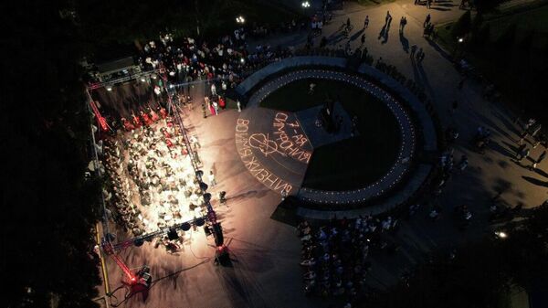 В Бишкеке больше тысячи свечей зажгли накануне дня начала ВОВ — видео - Sputnik Кыргызстан