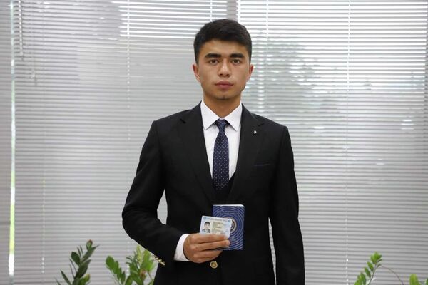 В начале 2024 года Абдурахимжанов обратился к Ташиеву и сообщил, что у него нет ни свидетельства о рождении, ни паспорта гражданина КР, и попросил помочь ему - Sputnik Кыргызстан