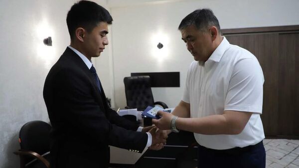Ташиев күбөлүгү да, паспорту да жок футболчуга документ тапшырды - Sputnik Кыргызстан
