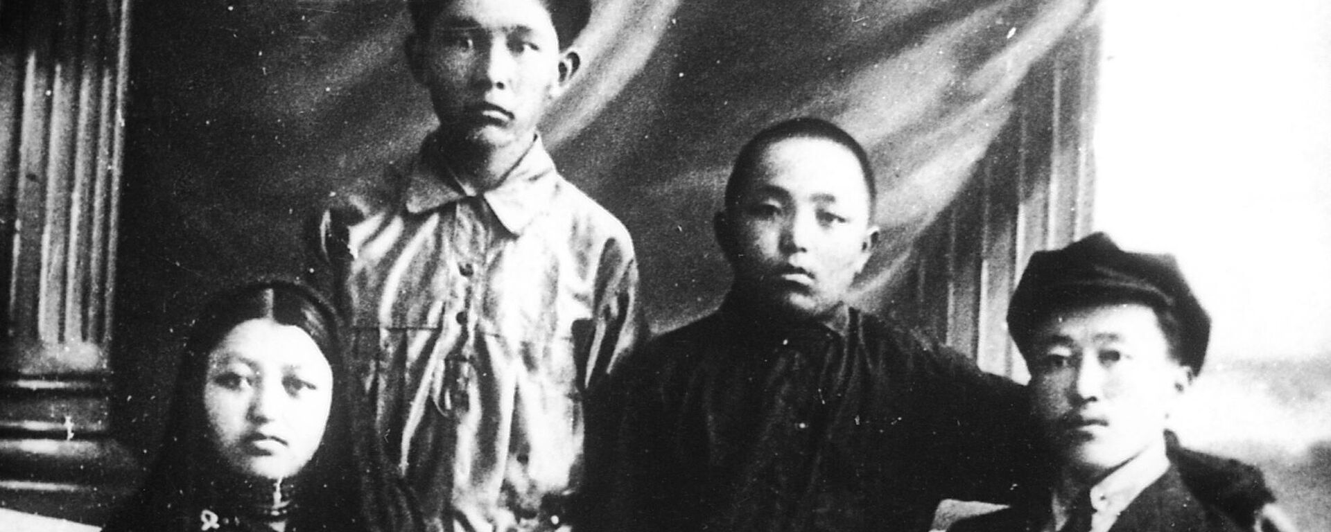 Кыргыздын ичинен чыккан биринчи профессор,агартуучу, мамлекеттик ишмер Касым Тыныстанов (оң жакта) жубайы Турдубүбү жана бир туугандары менен. 1925-жыл Кыргыздын ичинен чыккан биринчи профессор,агартуучу, мамлекеттик ишмер Касым Тыныстанов (оң жакта) жубайы Турдубүбү жана бир туугандары менен. 1925-жыл - Sputnik Кыргызстан, 1920, 29.11.2024