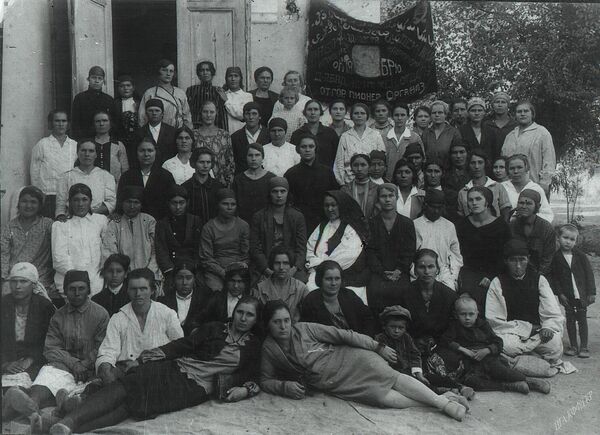Женщины-узбечки, снявшие паранджу. В центре узбечка Валиева — первая женщина в республике, ставшая народным судьей (Джалал-Абад, 1925) - Sputnik Кыргызстан