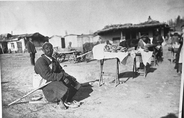 Торговец лепешками на базаре (Фрунзе, 1928) - Sputnik Кыргызстан