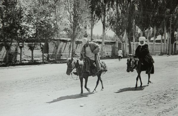 Кыргызская семья едет на базар (Каракол, 1932) - Sputnik Кыргызстан