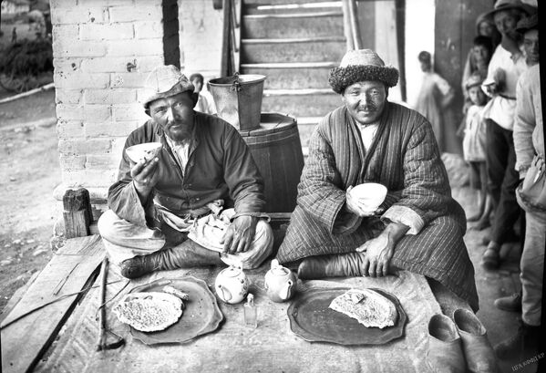 Чайхана в Доме дехканина (Фрунзе, 1928) - Sputnik Кыргызстан