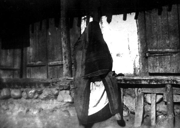 Женщина в парандже (Токмок, 1934) - Sputnik Кыргызстан