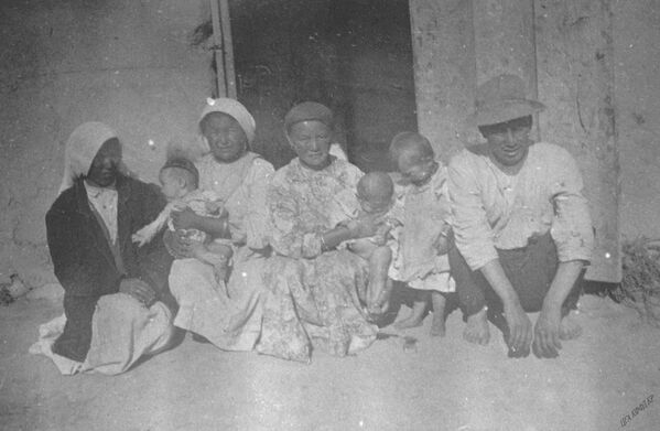 Уйгурская семья (Каракол, 1934) - Sputnik Кыргызстан