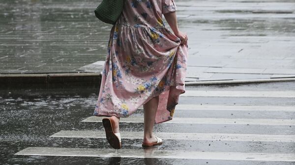 Девушка на пешеходном переходе во время дождя. Архивное фото - Sputnik Кыргызстан