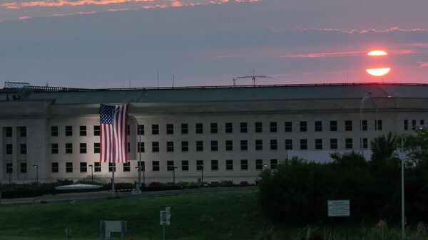 Американский флаг на здании Пентагона в Вашингтоне. Архивное фото  - Sputnik Кыргызстан