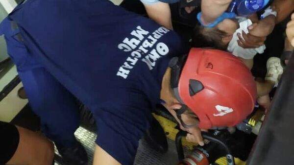 Спасение девочки, у которой зажало ногу в эскалаторе в ТЦ Караван  - Sputnik Кыргызстан