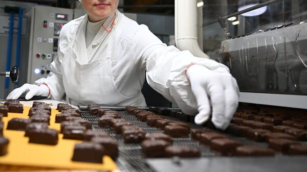 Производство шоколадных конфет. Архивное фото - Sputnik Кыргызстан