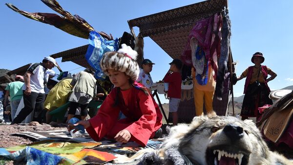 Девочка в национальной одежде во время фестиваля Кымыз-Фест-2023 в ущелье Чункурчак. Архивное фото - Sputnik Кыргызстан