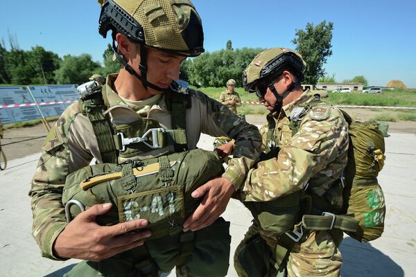 Были привлечены военнослужащие Единого центра воздушно-десантной подготовки, подразделений специального назначения Минобороны, Национальной гвардии и летного состава Сил воздушной обороны ВС КР - Sputnik Кыргызстан