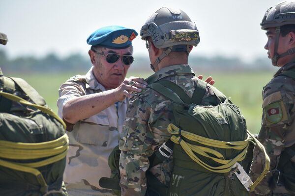 Парашютно-десантная подготовка является для них обязательным элементом боевой подготовки - Sputnik Кыргызстан