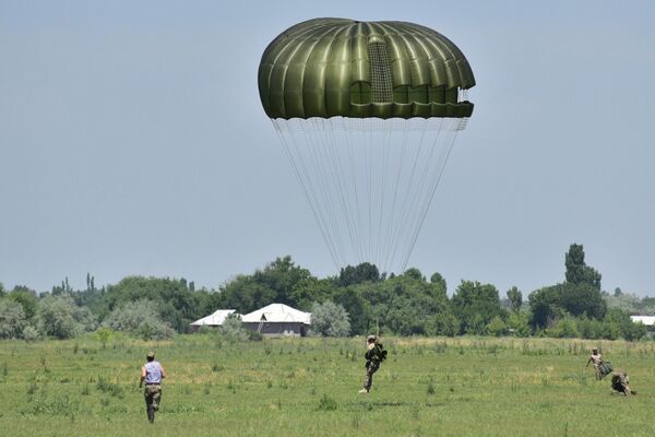 Учебно-тренировочные прыжки кыргызстанских военных - Sputnik Кыргызстан