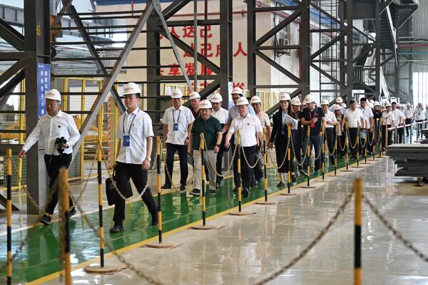 Председатель кабмина Акылбек Жапаров обсудил с главой китайской компании строительство завода по переработке титаномагнетита в Кыргызстане - Sputnik Кыргызстан