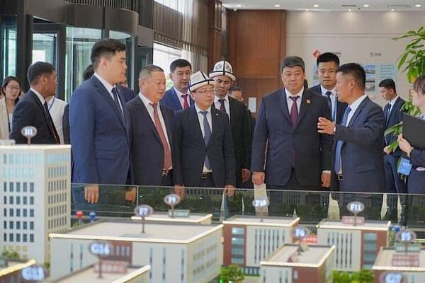 В городе Урумчи Синьцзян-Уйгурского автономного района (КНР) открыли кыргызско-китайский центр торгово-экономического сотрудничества - Sputnik Кыргызстан