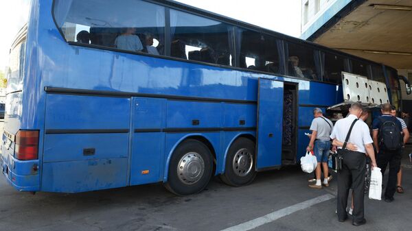 Автобуска түшүп жаткан жүргүнчүлөр. Архив  - Sputnik Кыргызстан