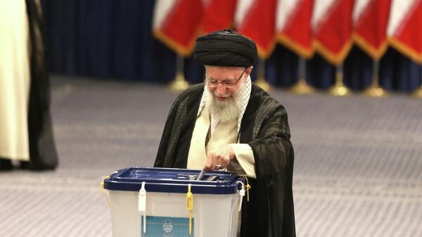 Ирандын жогорку лидери аятолла Али Хаменеи президенттик шайлоодо добуш берди - Sputnik Кыргызстан
