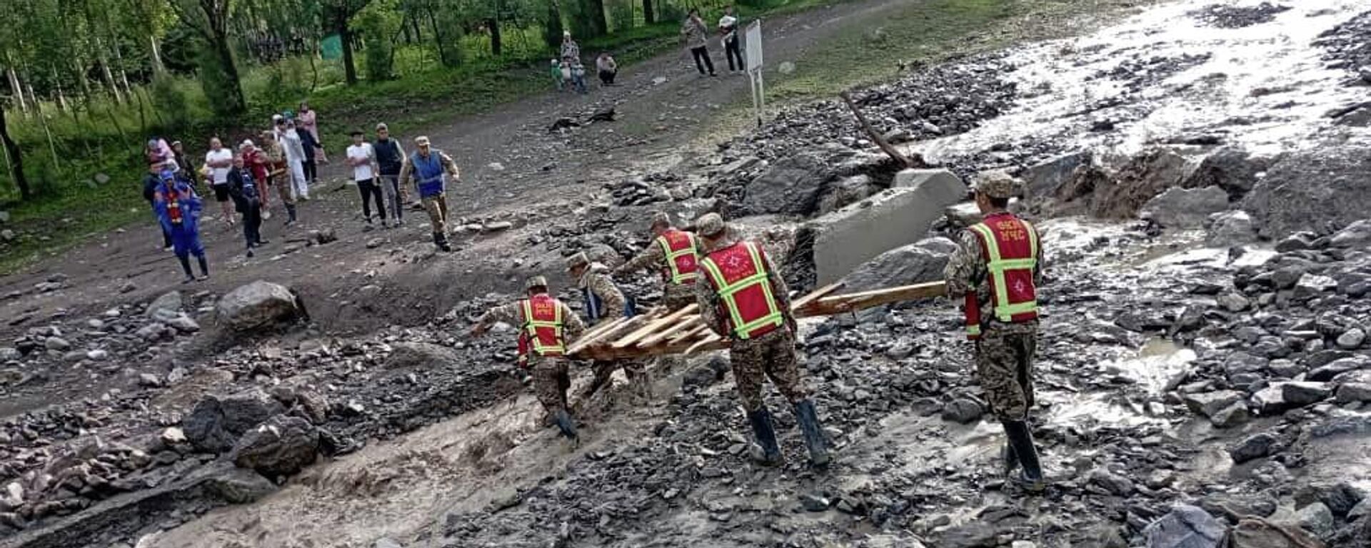 Спасатели МЧС во время спасения пострадавших в Ноокатском районе. Архивное фото  - Sputnik Кыргызстан, 1920, 02.07.2024