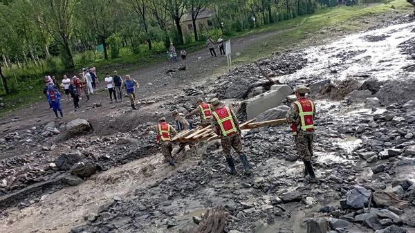 Спасатели МЧС во время спасения пострадавших в Ноокатском районе. Архивное фото  - Sputnik Кыргызстан