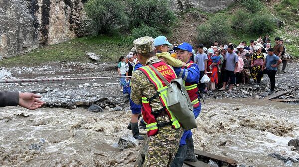 Сотрудники МЧС КР во время эвакуации жителей Ноокатского района после мощного селя - Sputnik Кыргызстан
