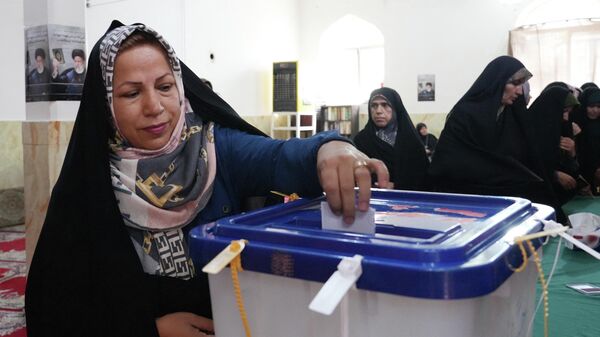 Иранская женщина голосует на избирательном участке во время президентских выборов в Тегеране - Sputnik Кыргызстан