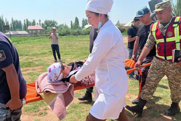 Эвакуация проводилась также с помощью вертолета - Sputnik Кыргызстан