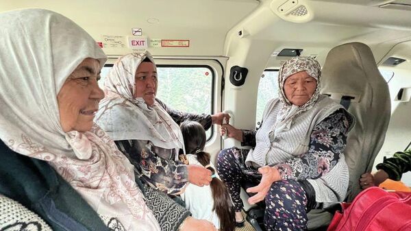 Эвакуация жителей Ноокатского района на вертолете, после мощного селя - Sputnik Кыргызстан