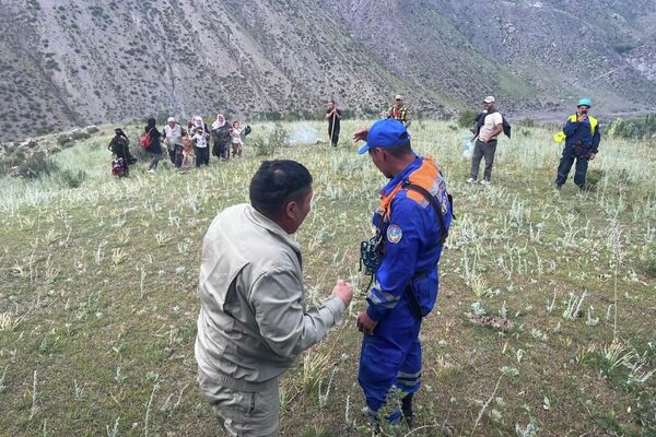 Из затопленного селевым потоком ущелья Абшыр-Ата Ноокатского района спасатели эвакуировали всех 1 300 отдыхающих - Sputnik Кыргызстан