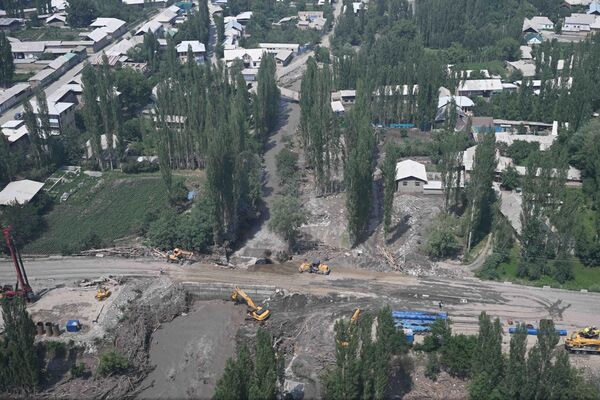 Вид с высоты на села в Ноокатском районе, пострадавшие от мощного грязевого потока - Sputnik Кыргызстан