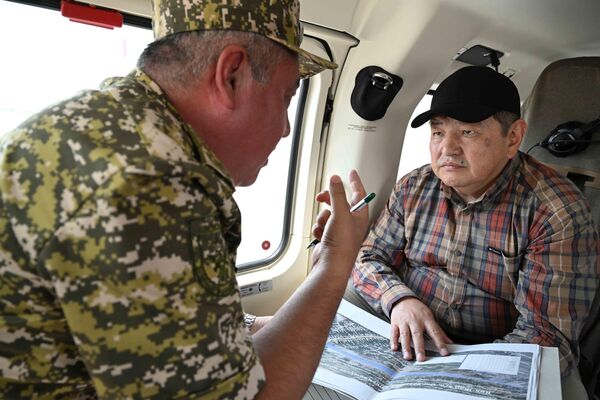 Председатель кабмина Акылбек Жапаров ознакомился с ходом ликвидации последствий схода селя в Ноокатском районе Ошской области - Sputnik Кыргызстан