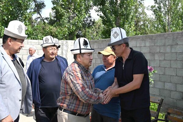 Жапаров также посетил семьи погибших и от имени президента и кабмина выразил соболезнования - Sputnik Кыргызстан