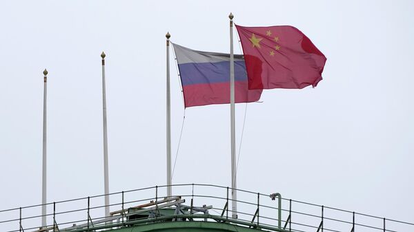 Флаги России и Китая. Архивное фото  - Sputnik Кыргызстан
