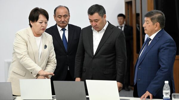 Президент Садыр Жапаров: Все учителя средних школ нашей страны должны быть обеспечены ноутбуками - Sputnik Кыргызстан