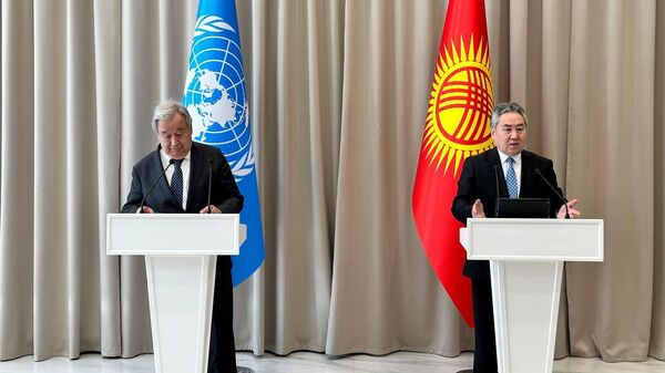 Министр иностранных дел Жээнбек Кулубаев и генсек ООН Антониу Гутерриш - Sputnik Кыргызстан