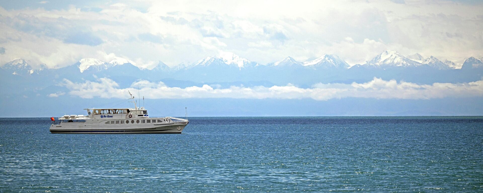 Корабль на озере Иссык-Куль. Архивное фото - Sputnik Кыргызстан, 1920, 29.07.2025