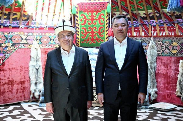 Во время знакомства с рукоделием местных мастериц Жапаров подарил Гутерришу кыргызский головной убор — ак калпак - Sputnik Кыргызстан