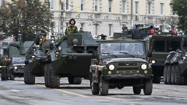 Военный автомобиль УАЗ-469 во время репетиции военного парада в Минске. Архивное фото  - Sputnik Кыргызстан