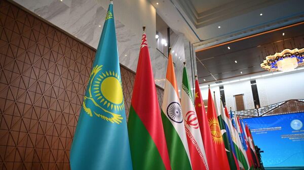 Флаги стран участниц ШОС на Саммите в Астане - Sputnik Кыргызстан