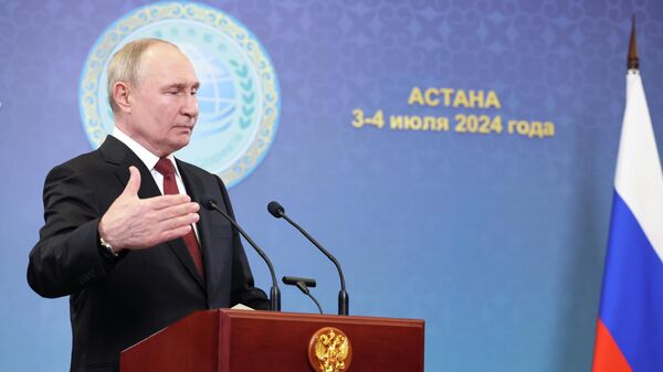 Президент Владимир Путин в ходе общения с представителями СМИ в Астане - Sputnik Кыргызстан
