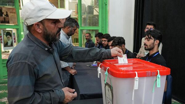 Иранцы голосуют на избирательном участке к юго-западу от Тегерана - Sputnik Кыргызстан