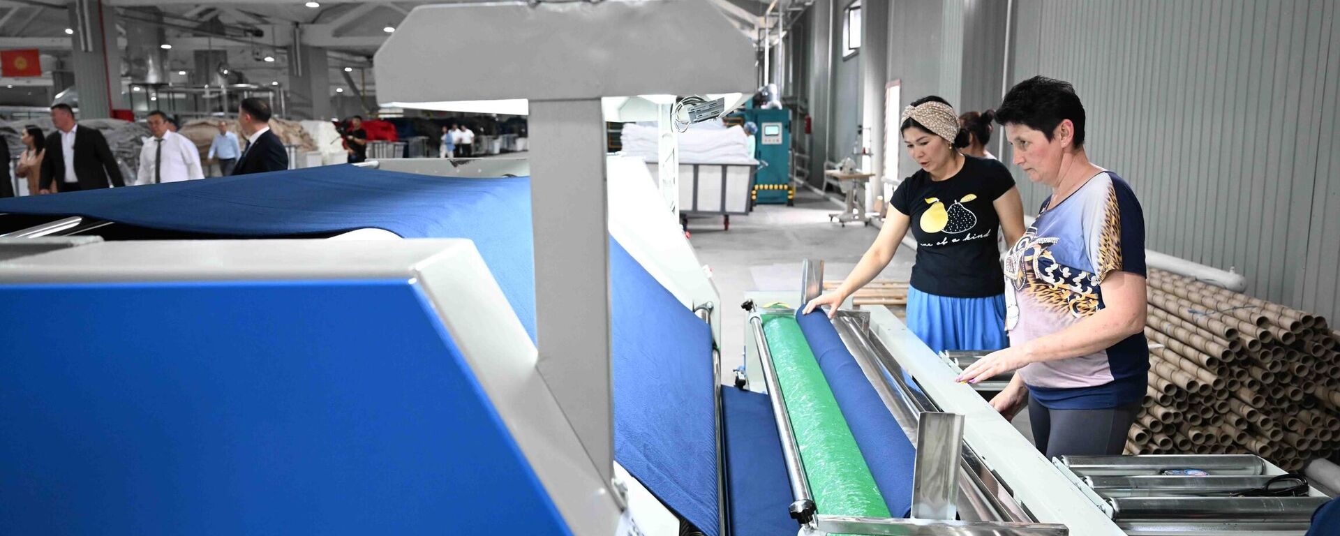 Производство полиэфирной и лайкровой ткани в КР. Архивное фото - Sputnik Кыргызстан, 1920, 04.12.2025