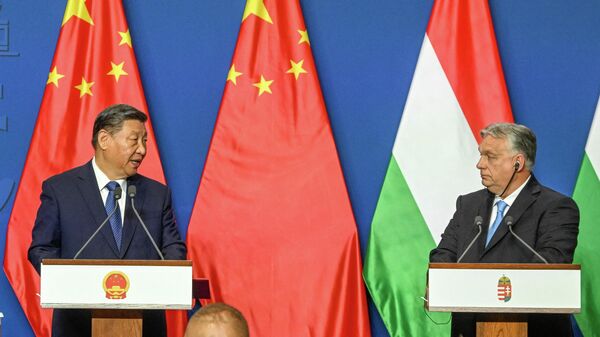 Президент Китая Си Цзиньпин и премьер-министр Венгрии Виктор Орбан - Sputnik Кыргызстан