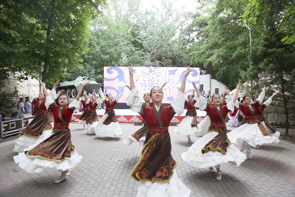 Анын алкагында Кыргызстандын ар кайсы аймактарынан келген кол өнөрчүлөрдүн жарманкеси ачылды - Sputnik Кыргызстан