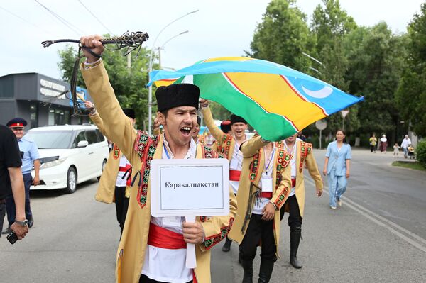 Оштун борбордук көчөсү аркылуу Токтогул Сатылганов атындагы маданият жана эс алуу паркына чейин барышып, анда фестивалдын ачылыш аземи жана сынактын катышуучуларынын өнөрлөрү көрсөтүлдү - Sputnik Кыргызстан