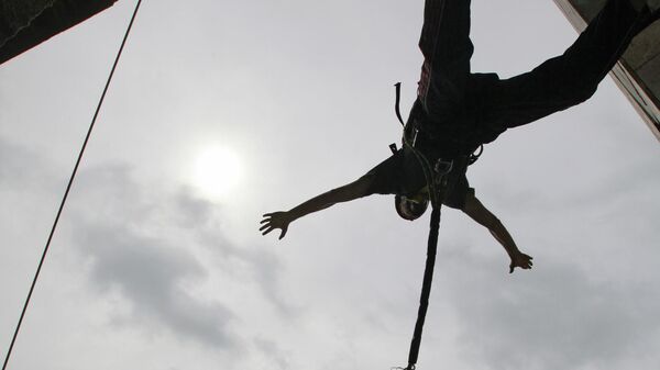 Прыжки с веревкой с высоты. Архивное фото - Sputnik Кыргызстан