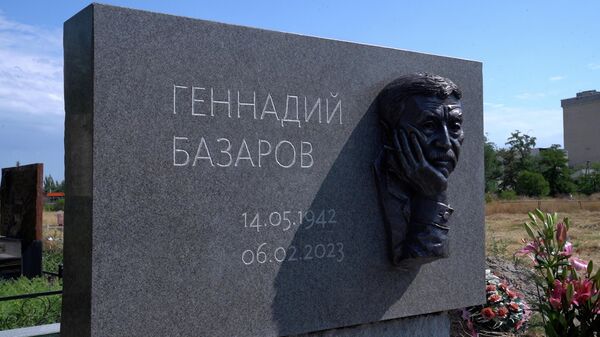 В Бишкеке открыли памятник Геннадию Базарову — видео - Sputnik Кыргызстан