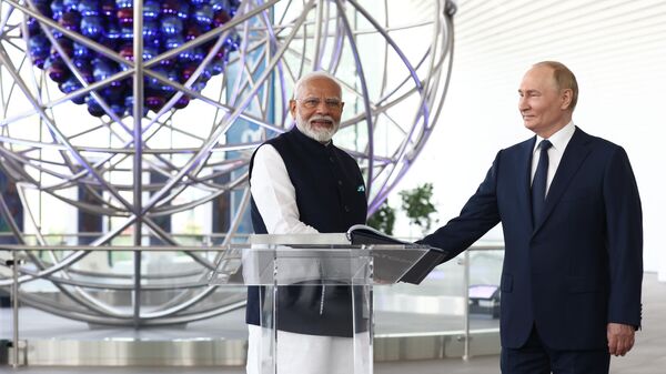 Президент Владимир Путин и премьер-министр Индии Нарендра Моди посетили ВДНХ - Sputnik Кыргызстан
