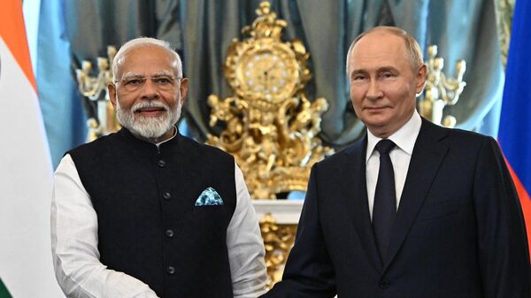 Президент РФ Владимир Путин и премьер-министр Индии Нарендра Моди (слева) во время встречи. - Sputnik Кыргызстан