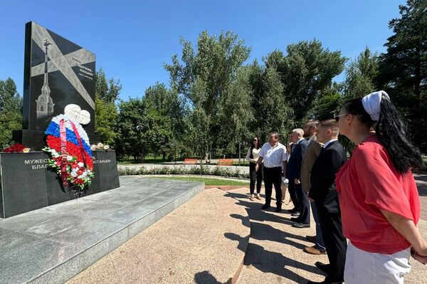 Ректор Санкт-Петербургского государственного экономического университета Игорь Максимцев возложил цветы к памятнику блокадникам Ленинграда в Бишкеке - Sputnik Кыргызстан